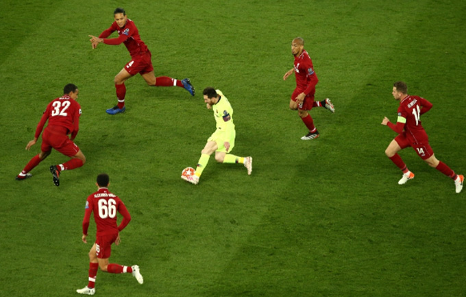 Hình ảnh Messi giữa vòng vây các cầu thủ Liverpool