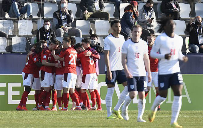 U21 Thụy Sĩ ăn mừng bàn thắng trước Anh