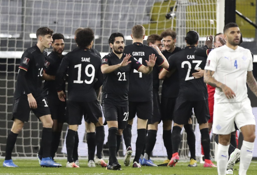 Các cầu thủ Đức (áo sẫm) ăn mừng chiến thắng trước Iceland