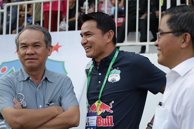 Bầu Đức, HLV Kiatisak và GĐĐH Nguyễn Tấn Anh xuống sân chúc mừng cầu thủ