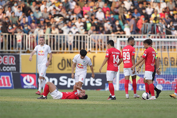 CLB TP.HCM đã sụp đổ hoàn toàn ở hiệp 2, khi những cầu thủ được đưa vào sân như Phan Thanh Hậu hay Lê Sỹ Minh không thể chèo chống trước sức ép kinh khủng của đội chủ nhà. 