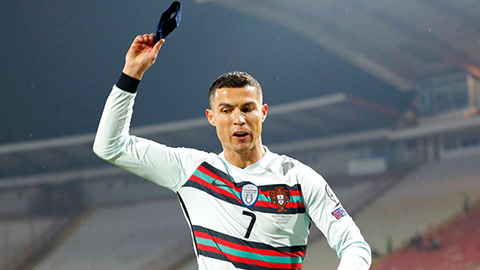 Tin giờ chót 29/3: Ronaldo có thể bị FIFA 'sờ gáy' vì ném băng đội trưởng