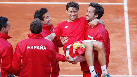 Đồng đội chia vui cùng David Ferrer sau khi anh góp công lớn giúp Tây Ban Nha đánh bại Đức tại tứ kết Davis Cup 2018