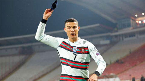 Băng thủ quân bị Ronaldo ném đi được đem ra đấu giá