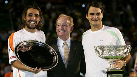 Marcos Baghdatis (trái) và Roger Federer sau trận chung kết Australian Open 2006