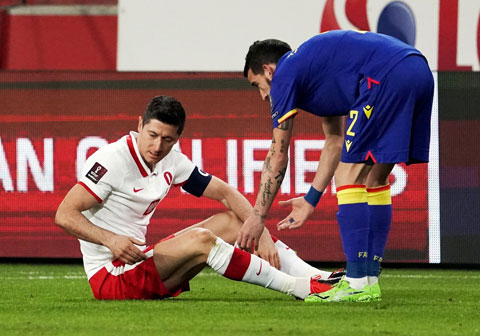 Chấn thương của Lewy (trái) khi đá cho ĐT Ba Lan khiến Bayern thiệt hại nặng nề