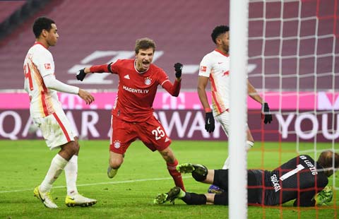 Kinh nghiệm và đẳng cấp của Mueller (giữa) sẽ giúp Bayern ca khúc khải hoàn 