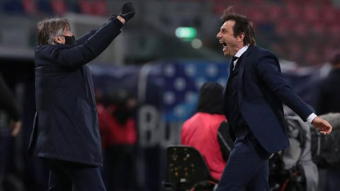 HLV Conte chia vui cùng Giám đốc Lele Oriali sau thắng lợi trước Bologna