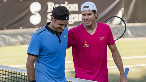 Roger Federer (trái) & Tommy Haas