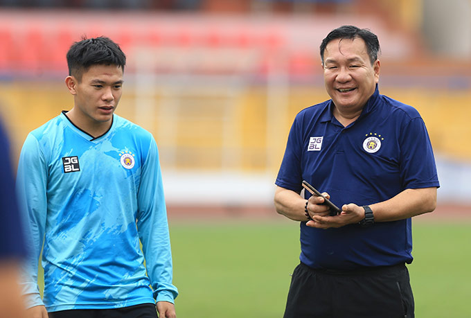HLV Hoàng Văn Phúc dẫn dắt Hà Nội FC những ngày đầu tiên 