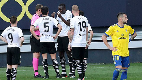 Cầu thủ Valencia đồng loạt bỏ thi đấu vì đồng đội bị gọi là khỉ