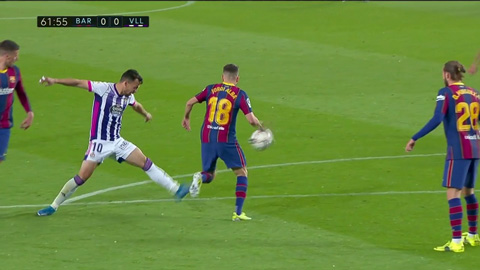 Alba để bóng chạm tay rõ ràng trong vòng cấm nhưng không có quả penalty nào