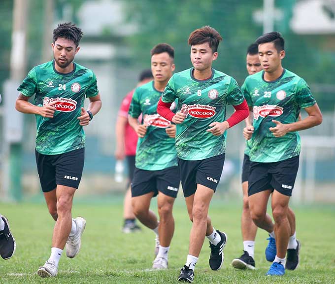 Lee Nguyễn (trái) quay trở lại tập luyện - Ảnh: CLB TP.HCM 