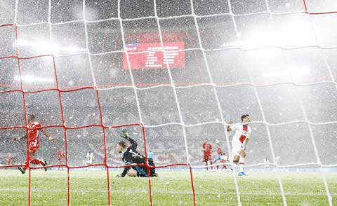 Thủ thành Neuer bất lực nhìn bóng bay vào lưới trong tình huống Marquinhos (áo sáng) nâng tỷ số lên 2-0 cho PSG