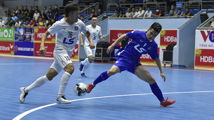 Thái Sơn Bắc (xanh) thắng sốc Thái Sơn Nam ở trận đầu tiên của giải VĐQG 2021