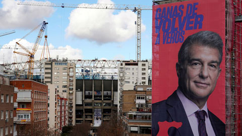 Tấm áp phích in ảnh của Laporta khi tranh cử chủ tịch Barca kèm dòng chữ: “Rất vui được gặp lại các bạn” được treo trên một tòa nhà lớn cạnh Bernabeu, sân nhà của Real