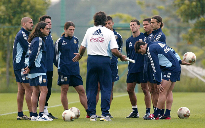 Pochettino và Simeone chú ý lắng nghe từng lời của Bielsa tại World Cup 2002