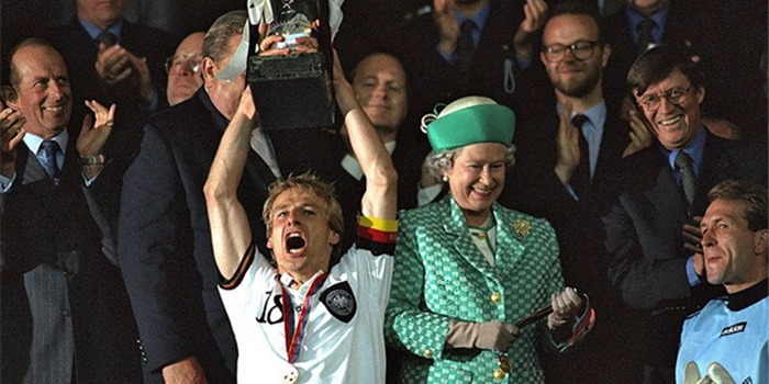 Klinsmann nhận Cúp vô địch EURO 1996 từ tay Nữ Hoàng Anh