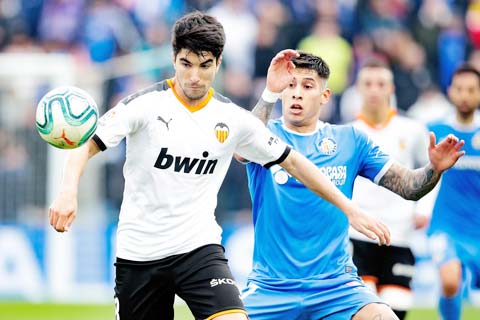 Valencia (trái) vừa có chuỗi 6 trận bất bại gần nhất tại sân Mestalla 