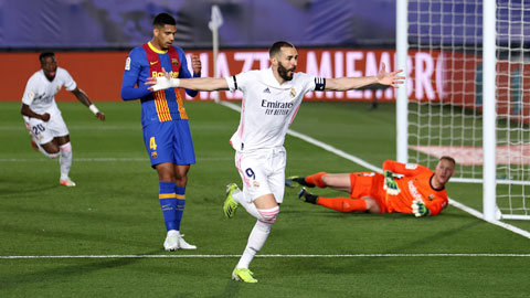 Benzema ăn mừng bàn mở tỷ số vào lưới Barca