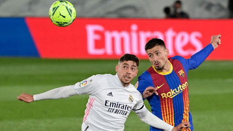 Valverde (trái) trong trận đấu với Barca vừa qua