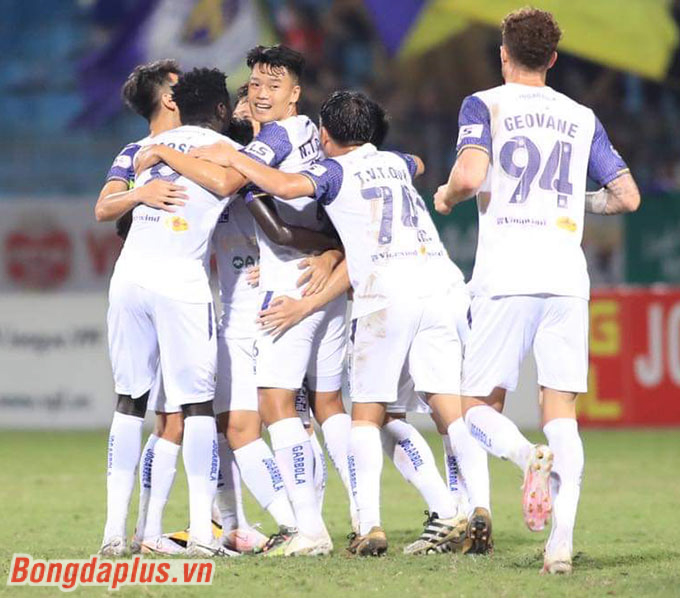 Hà Nội FC thắng chung cuộc 4-0 trước Than Quảng Ninh. Qua đó tạm vươn lên thứ 5 với 13 điểm sau 9 vòng 