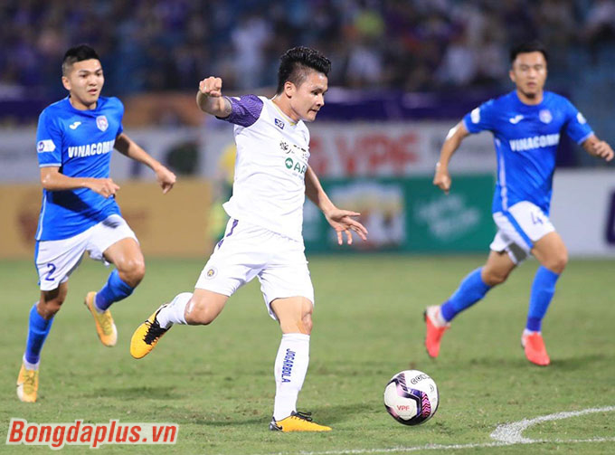 Trong trận đấu mà Hà Nội FC buộc phải thắng Than Quảng Ninh nếu như không muốn chìm trong khủng hoảng, tiền vệ Nguyễn Quang Hải đã toả sáng rực rỡ 