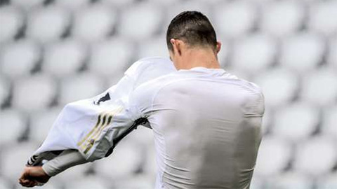 Ronaldo giận dữ ném áo đấu sau chiến thắng của Juventus