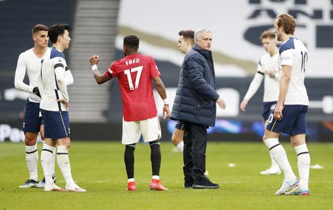 HLV Jose Mourinho động viên các học trò sau khi Tottenham của ông thua ngược 1-3 trước Man United