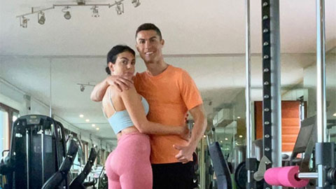 Bạn gái Ronaldo khoe vòng 3 căng đét khi chụp hình chung