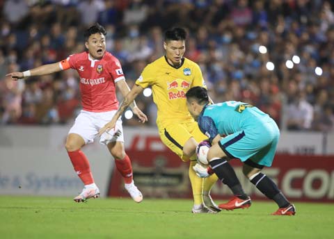 Trung vệ Kim Dong Su (giữa) bọc lót cho thủ môn Tuấn Linh ôm gọn bóng - Ảnh: Minh Tuấn