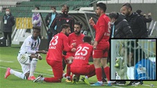 Các cầu thủ tại giải Thổ Nhĩ Kỳ ăn uống ngay trên sân khi trận đấu đang diễn ra