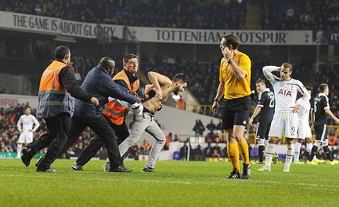 CĐV vào sân trận Tottenham gặp P.Belgrade để chụp ảnh tự sướng