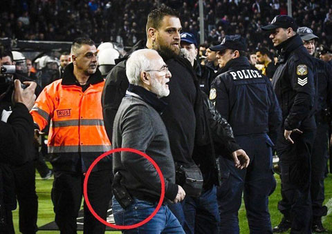 Chủ tịch PAOK, Ivan Savvidis lấy súng đe dọa trọng tài