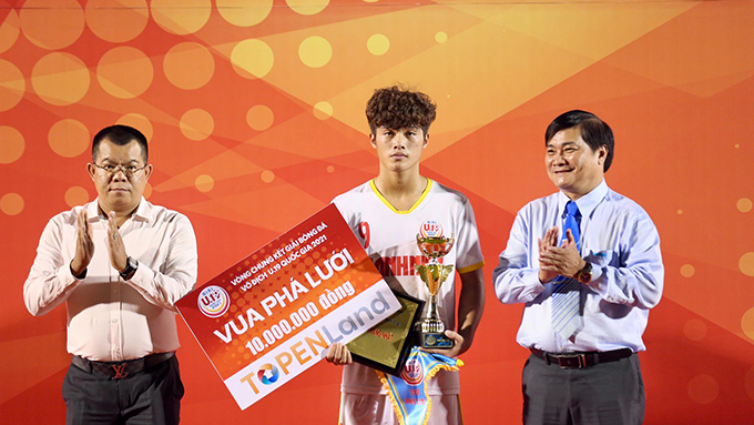 Nguyễn Quốc Việt (HV NutiFood) nhận giải Vua phá lưới  với 8 bàn. Ảnh: Quốc An 