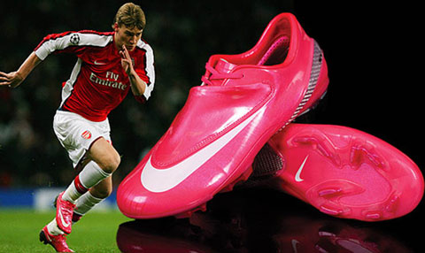 Bendtner tiên phong trong cách mạng thời trang với đôi giày đấu màu hồng