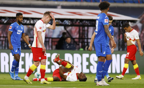 Các cầu thủ RB Leipzig (áo sáng) ôm đầu tiếc nuối trong trận hòa Hoffenheim