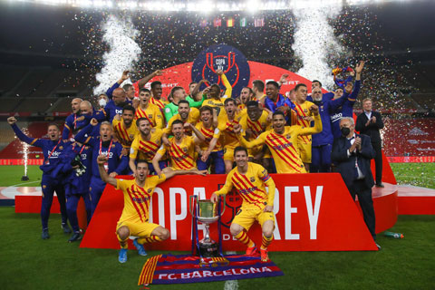 Toàn đội Barca ăn mừng chức vô địch Cúp Nhà Vua 2020/21