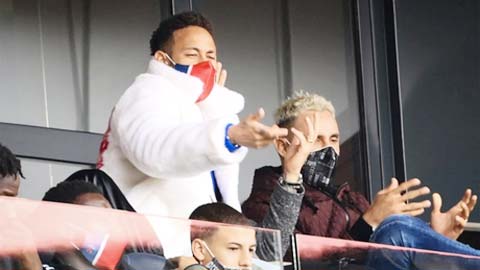Neymar mặc áo lông thú xem bóng đá
