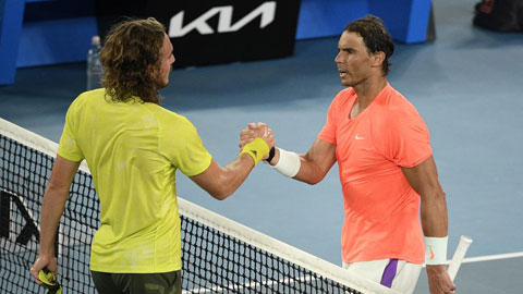 Tsitsipas (trái) đã đánh bại Nadal tại Australian Open 2021