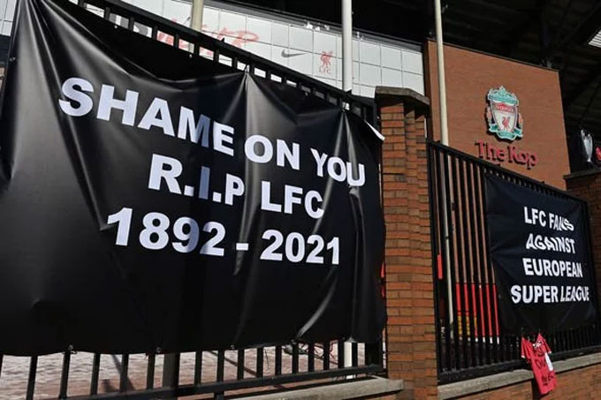 Biểu ngữ phản đối Liverpool dự Super League