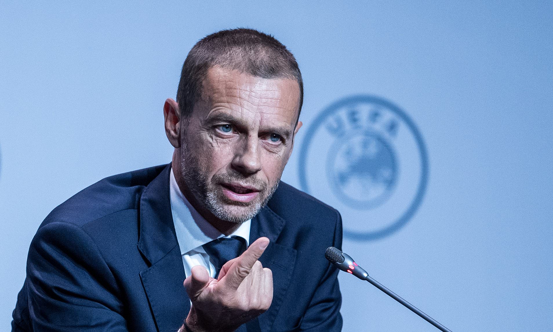 Chủ tịch UEFA Ceferin đã bị đâm sau lưng trong cuộc chiến tay đôi này