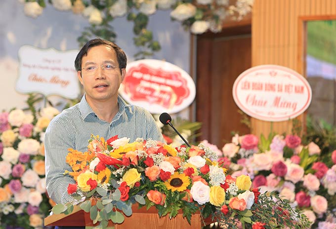 Ông Nguyễn Văn Toàn - PCT Thường trực UBND tỉnh Hòa Bình giao nhiệm vụ cho Hoà Bình FC - Ảnh: Đức Cường