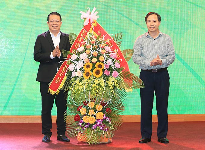 Chủ tịch Hoà Bình FC nhận hoa từ đại diện lãnh đạo tỉnh - Ảnh: Đức Cường