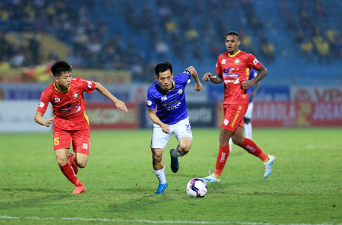 HLV Park Choong Kyun tự tin sẽ giúp Hà Nội FC (giữa) thi đấu khởi sắc hơn - Ảnh: ĐỨC CƯỜNG