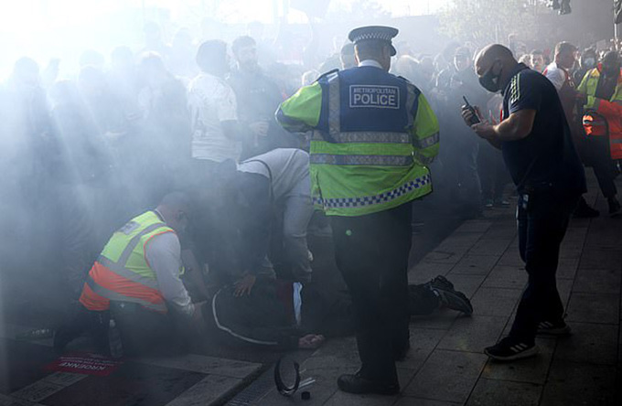 Các cuộc biểu tình ôn hòa sau đó đã gây sốc khi cảnh quay cho thấy một fan Arsenal đã bị ngã từ trên cao xuống và bị gãy chân
