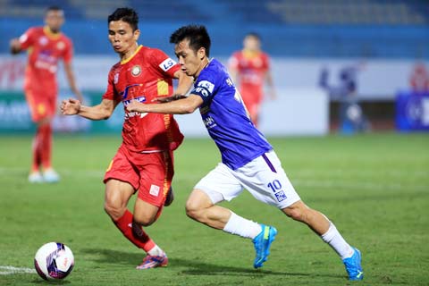 Cả Hà Nội FC (phải) lẫn Thanh Hóa đều rất quyết tâm lọt vào Top 6 sau khi giai đoạn 1 kết thúc - Ảnh: ĐỨC CƯỜNG