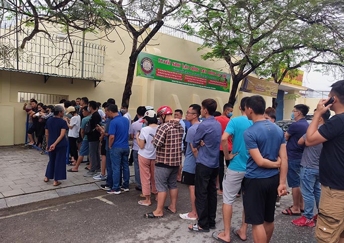 Sáng ngày 26/4, rất đông NHM xếp hàng mua vé xem trận Thanh Hoá-HAGL