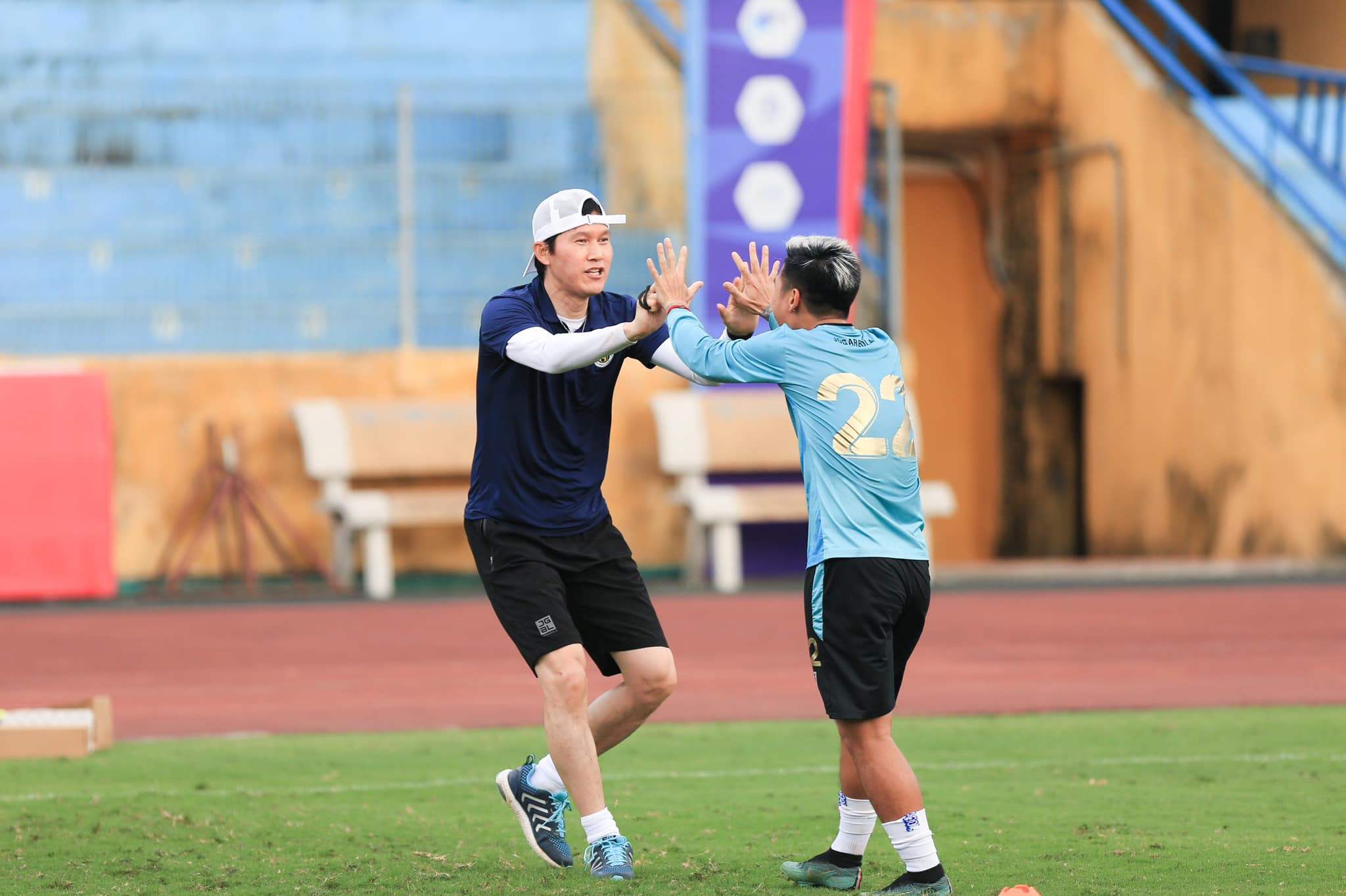 HLV Park hy vọng sẽ giúp Hà Nội FC cải thiện phong độ trong thời gian tơi - Ảnh: HNFC