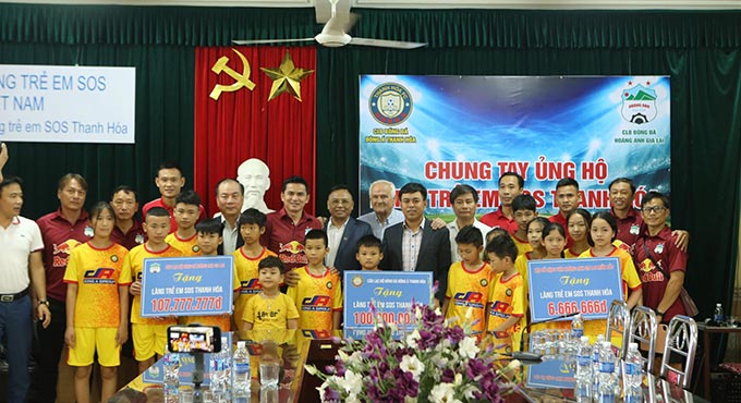 Hai đội bóng cùng tặng quà, trao tiền cho các em nhỏ ở làng trẻ SOS Thanh Hoá